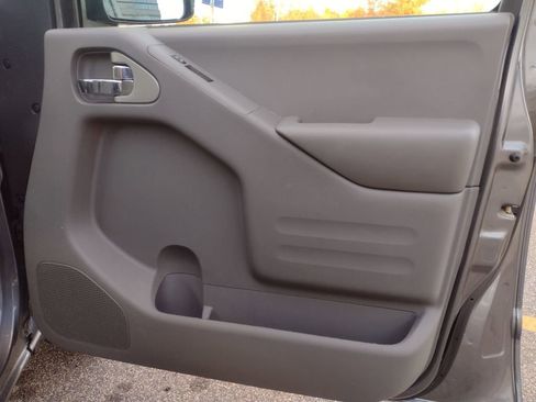 Used 2021 Nissan Frontier SV w/ SV Utility Package image 21