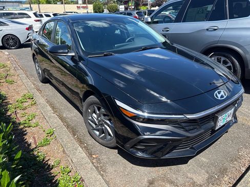 Used 2025 Hyundai Elantra SEL FWD image 2