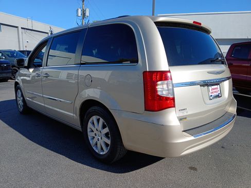 Used 2014 Chrysler Town & Country Touring image 5