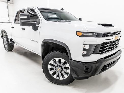 Used 2024 Chevrolet Silverado 2500 Custom w/ Custom Value Package AWD/4WD image 10