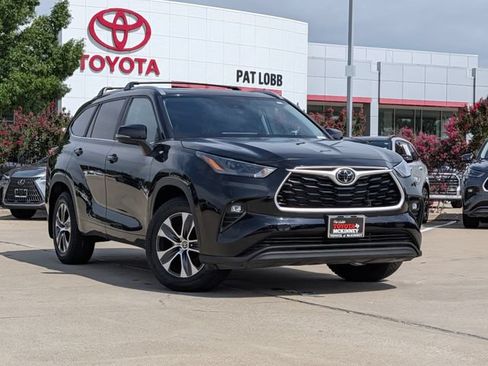 Used 2023 Toyota Highlander XLE AWD/4WD image 2