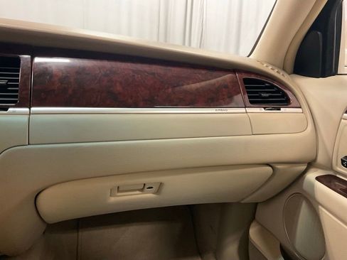 Used 2007 Lincoln Town Car Signature Limited RWD image 24