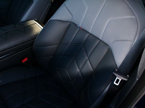 Used 2025 BMW 760i xDrive w/ Executive Package image 6