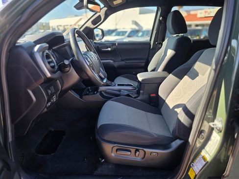 Used 2022 Toyota Tacoma TRD Off-Road image 15