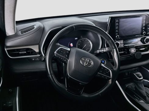 Used 2020 Toyota Highlander XLE FWD image 18