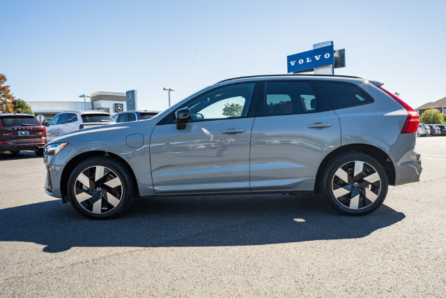 Certified 2024 Volvo XC60 T8 Plus w/ Climate Package AWD/4WD image 4