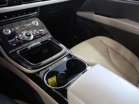 Used 2022 Lincoln Nautilus FWD w/ Premium Package image 20