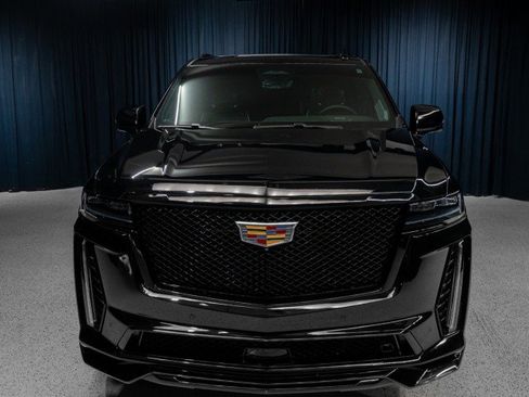 Used 2023 Cadillac Escalade ESV V w/ Heavy-Duty Trailer Package AWD/4WD image 2
