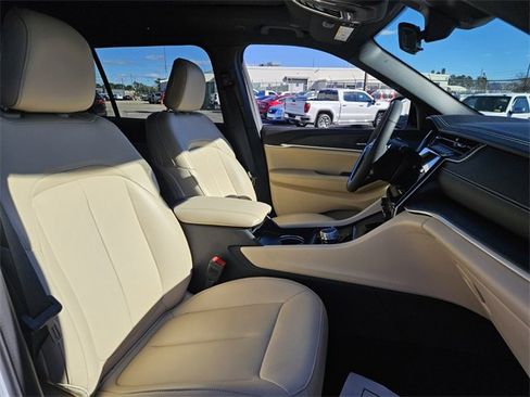 Used 2025 Jeep Grand Cherokee L Limited image 20