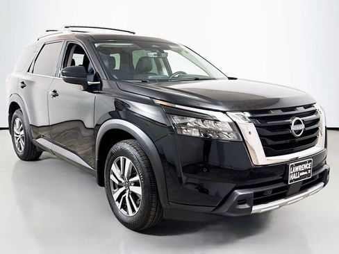 Used 2025 Nissan Pathfinder SL w/ Cargo Package image 3