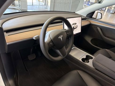 Used 2025 Tesla Model Y Long Range image 15