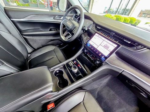 Used 2024 Jeep Grand Cherokee Limited w/ Black Appearance Package image 17