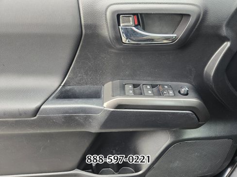 Used 2021 Toyota Tacoma TRD Off-Road image 32