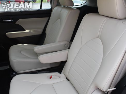 Used 2022 Toyota Highlander XLE AWD/4WD image 24