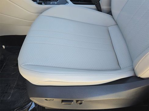 Used 2022 Volkswagen Tiguan SE image 33