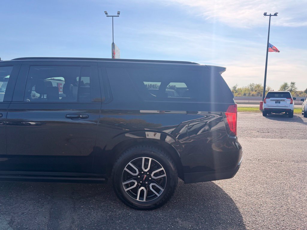 Used 2023 GMC Yukon XL AT4 w/ AT4 Premium Plus Package AWD/4WD image 8