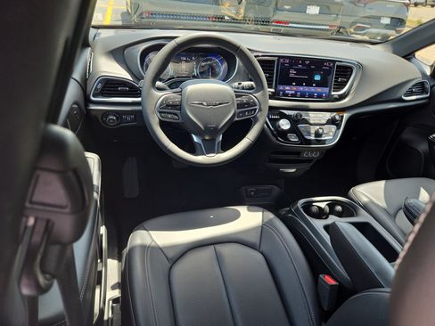 Used 2025 Chrysler Pacifica Select FWD image 8