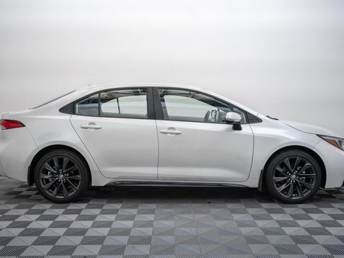Certified 2025 Toyota Corolla SE FWD image 4