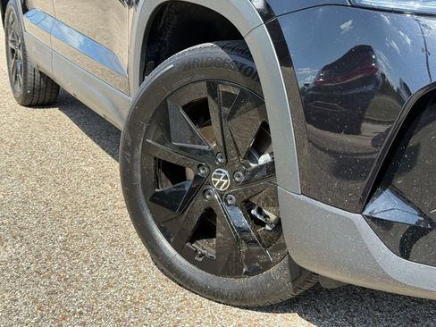 Used 2025 Volkswagen Taos SE image 2