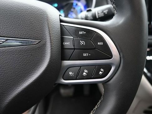 Used 2023 Chrysler Pacifica Touring-L FWD image 21