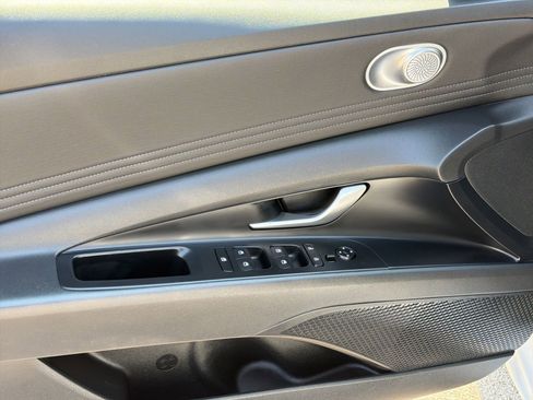 Used 2025 Hyundai Elantra SEL image 13