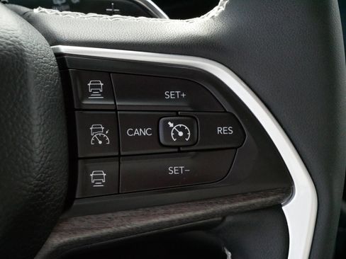 Used 2023 Jeep Grand Cherokee L Limited image 25