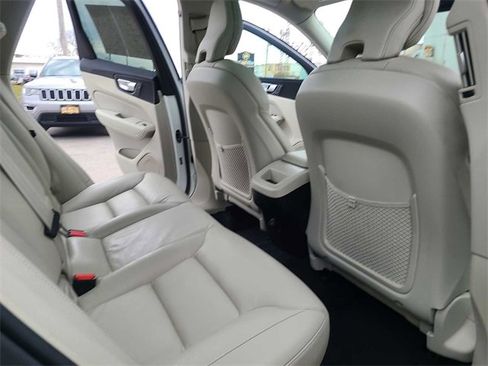 Used 2022 Volvo XC60 B5 Momentum image 21