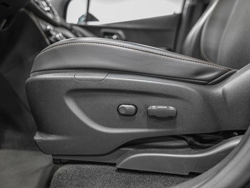 Used 2022 Chevrolet Trax LT w/ LT Convenience Package image 16