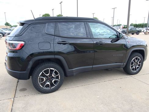 Used 2025 Jeep Compass Trailhawk w/ Trailer Tow Group AWD/4WD image 5