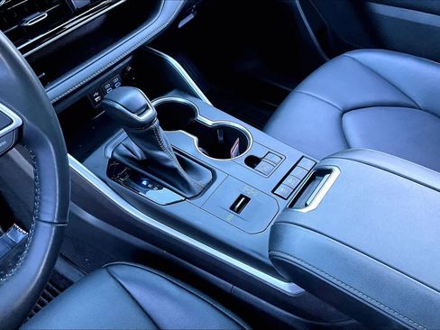 Used 2022 Toyota Highlander XLE image 16