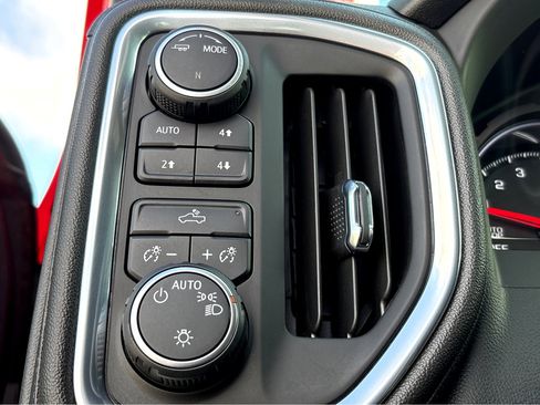 Used 2022 Chevrolet Silverado 1500 LT w/ Z71 Off-Road Package image 11