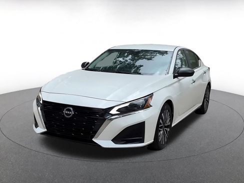 Used 2025 Nissan Altima 2.5 SV FWD image 7