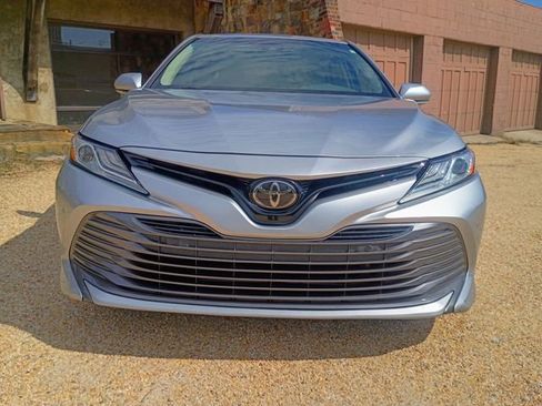 Used 2018 Toyota Camry XLE image 3