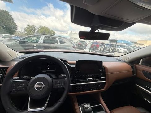 Used 2025 Nissan Pathfinder Platinum w/ Black Appearance Package FWD image 23