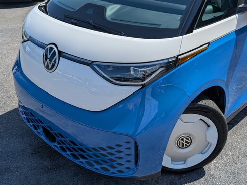 Used 2025 Volkswagen ID. Buzz 1st Edition RWD image 15