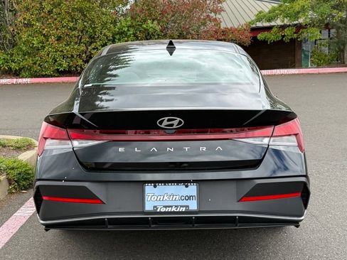Used 2024 Hyundai Elantra SE FWD image 6