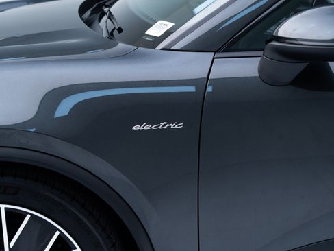 Certified 2025 Porsche Macan Electric image 13
