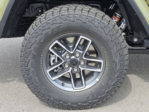 Used 2025 Jeep Gladiator Mojave AWD/4WD image 7