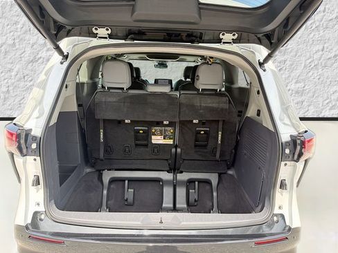 Used 2022 Toyota Sienna Limited FWD image 12