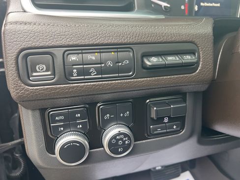 Used 2021 GMC Yukon Denali w/ Denali Premium Package image 18