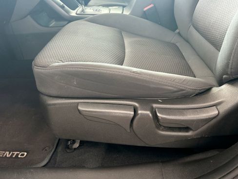 Used 2011 Kia Sorento LX w/ Convenience Pkg FWD image 12
