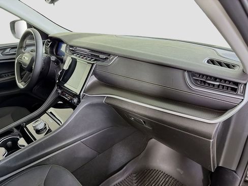 Used 2023 Jeep Grand Cherokee Laredo image 28