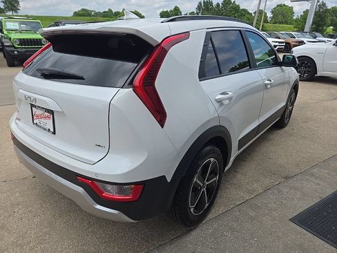 Used 2024 Kia Niro EX FWD image 12