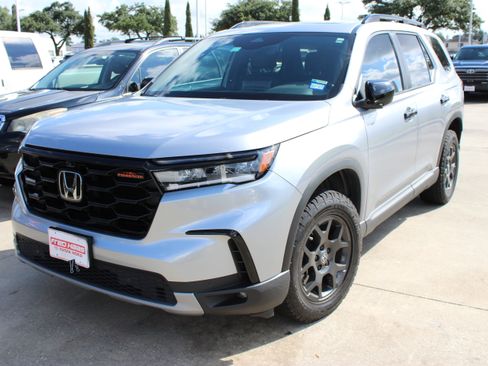 Used 2025 Honda Pilot TrailSport image 6