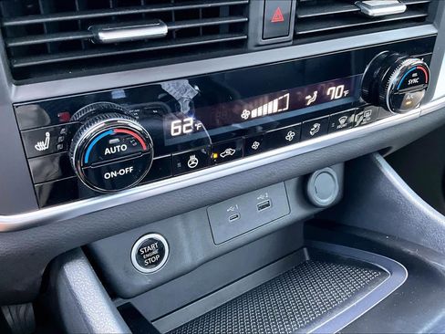 Used 2023 Nissan Rogue SV w/ SV Premium B Package image 32