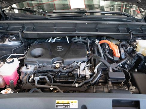 Used 2021 Toyota Highlander XLE AWD/4WD image 32