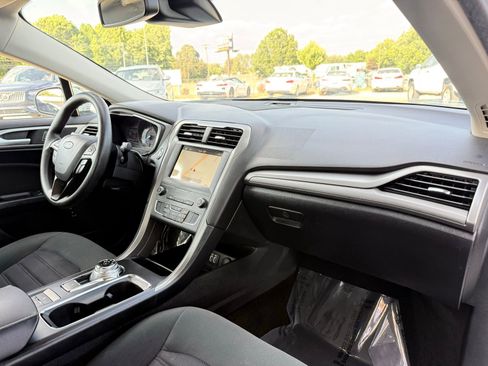 Used 2019 Ford Fusion SE FWD image 20