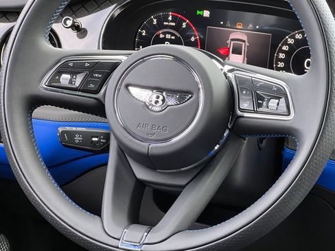 Used 2025 Bentley Bentayga image 27