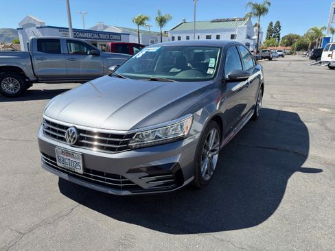 Used 2018 Volkswagen Passat 2.0T R-Line w/ R-Line Lighting Package image 4