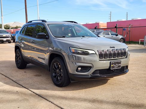 Used 2023 Jeep Cherokee Altitude Lux image 4